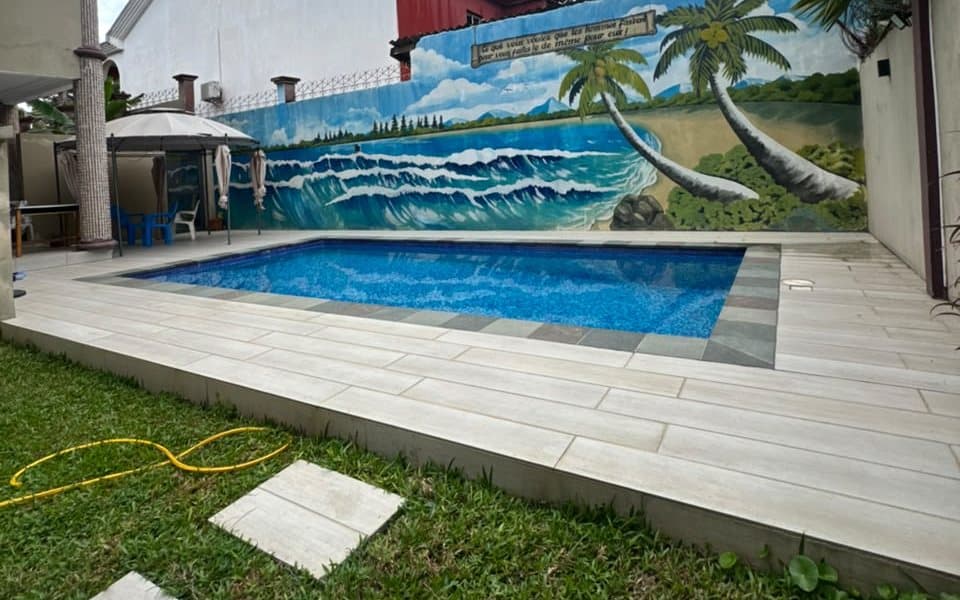 Piscine et terrasse de la villa