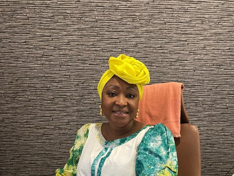 Adiara GBANE, fondatrice de Kaliyah Immobilier, dans son bureau